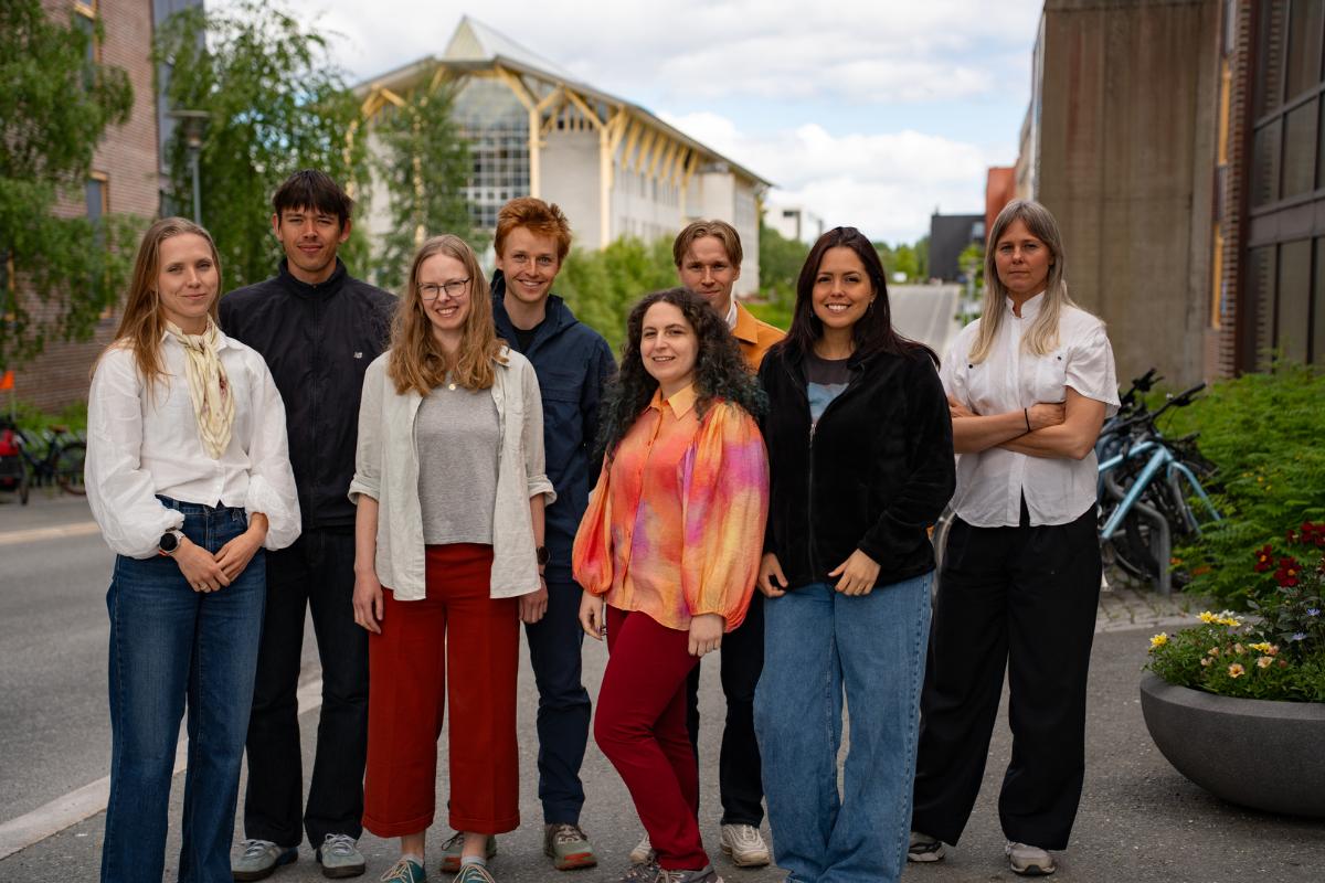 Alle deltakerne i Forsker Grand Prix: Fra v. Maria Larsen Moen, Arthur Kruse S&oslash;rensen, Kristin Heggland, Harald Lykke Joakimsen, Joanna Konieczny, Aksel Samuelsberg, Juliana Miranda Tatara og Karolin Tampere